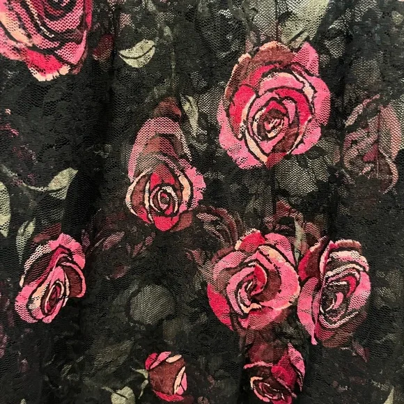 Torrid NWT long sleeve black w/roses long sleeve shirt. 3X - Picture 5 of 6